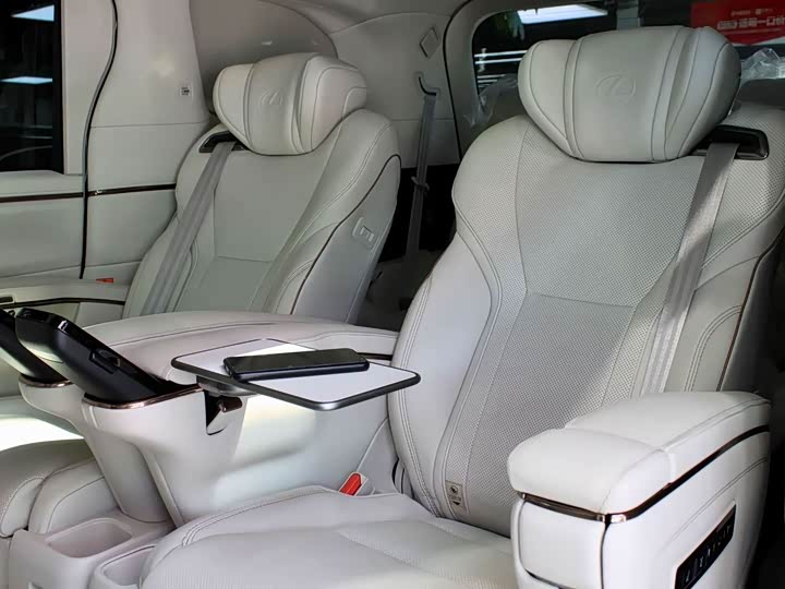 Фото 28 - Lexus LM