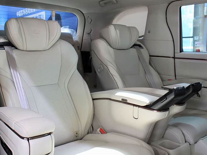 Фото 36 - Lexus LM