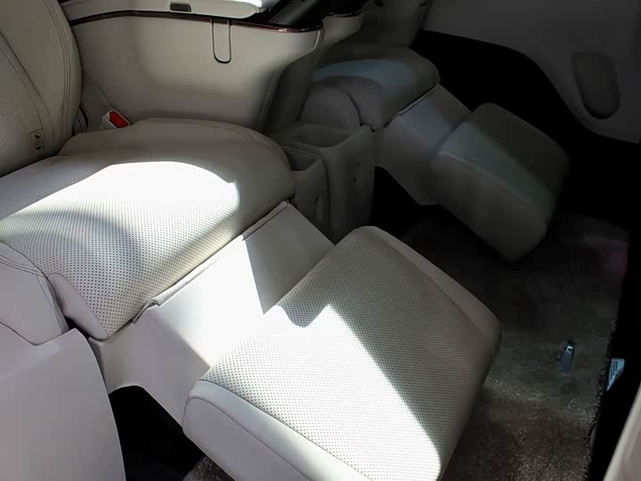 Фото 37 - Lexus LM