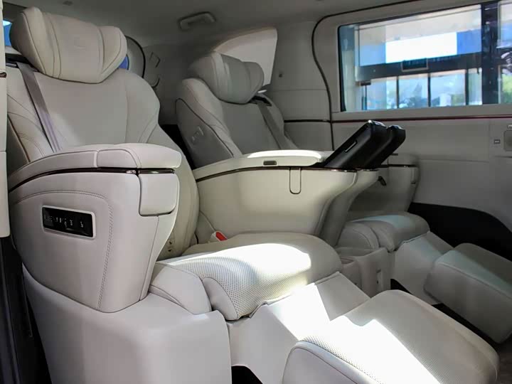 Фото 38 - Lexus LM