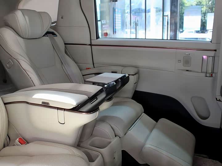 Фото 39 - Lexus LM