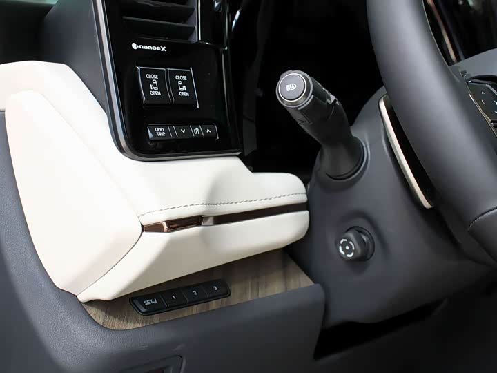 Фото 7 - Lexus LM