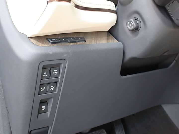 Фото 8 - Lexus LM