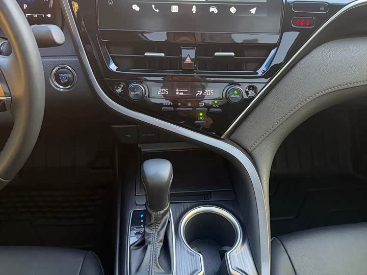 Фото 10 - Toyota Camry