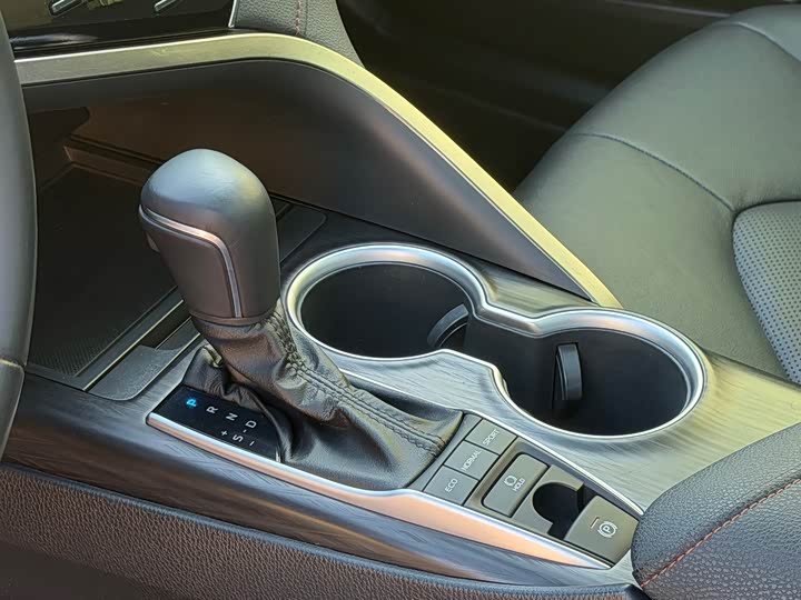 Фото 11 - Toyota Camry