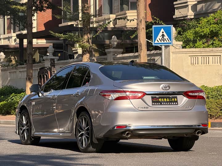 Фото 12 - Toyota Camry