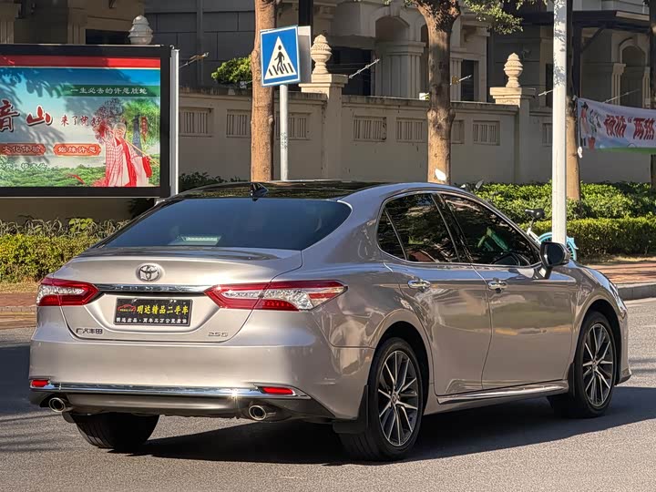 Фото 14 - Toyota Camry