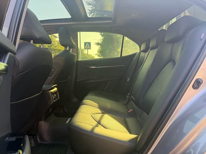 Фото 6 - Toyota Camry