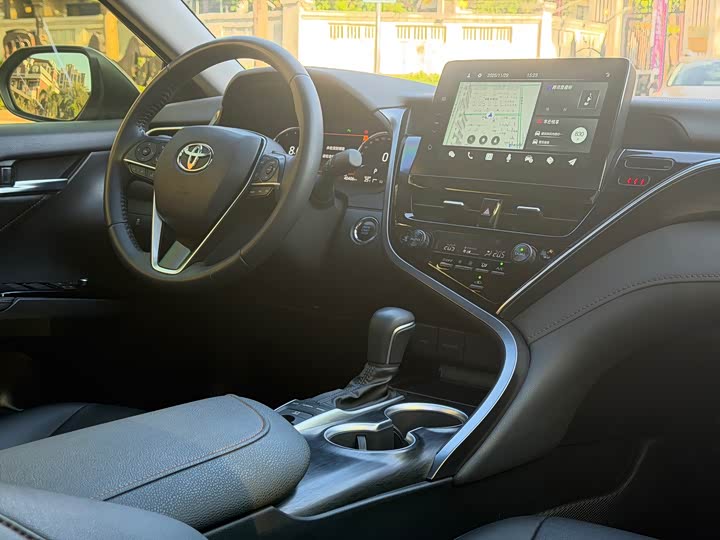 Фото 8 - Toyota Camry