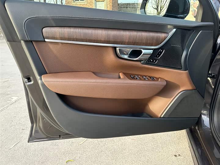 Фото 12 - Volvo S90