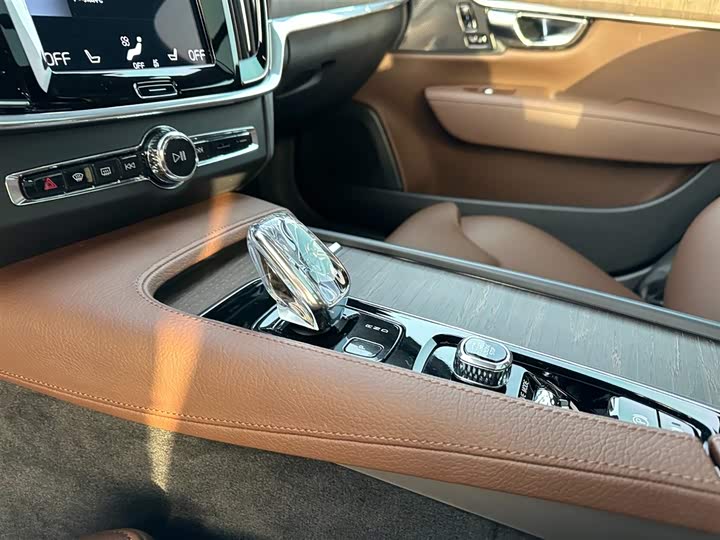 Фото 14 - Volvo S90