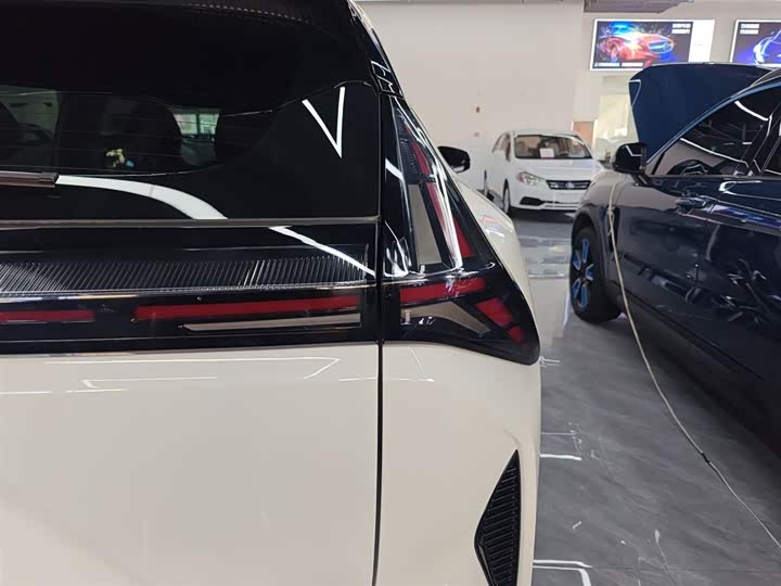 Фото 8 - Geely Atlas