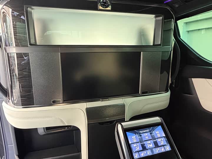 Фото 2 - Lexus LM