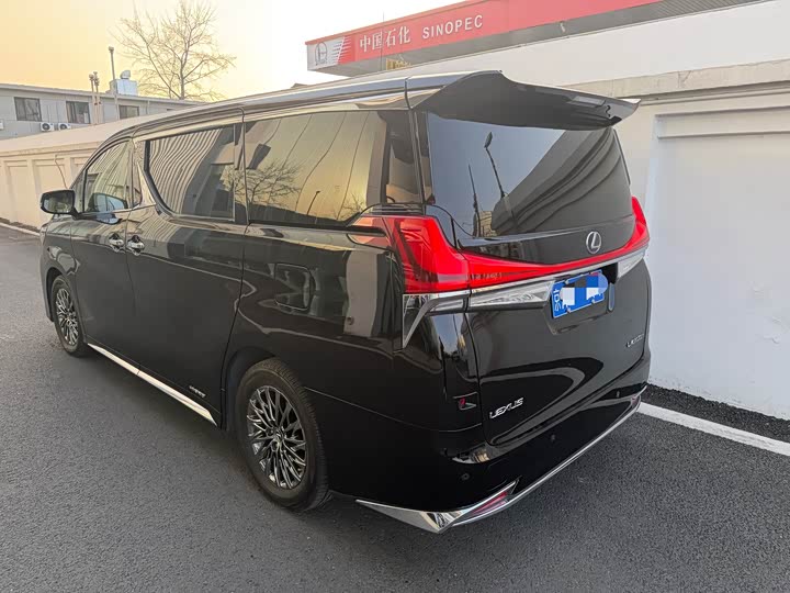 Фото 4 - Lexus LM