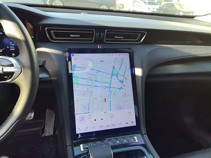 Фото 13 - Hongqi H6