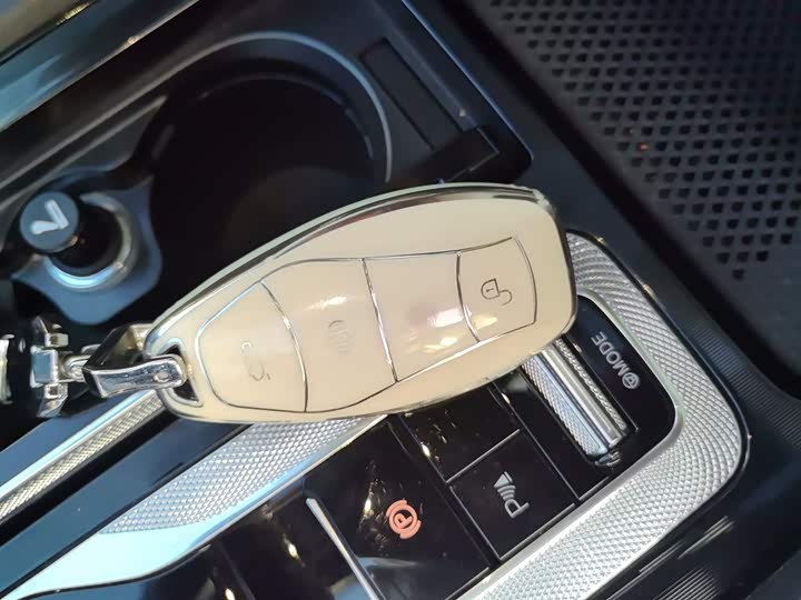 Фото 9 - Hongqi H6