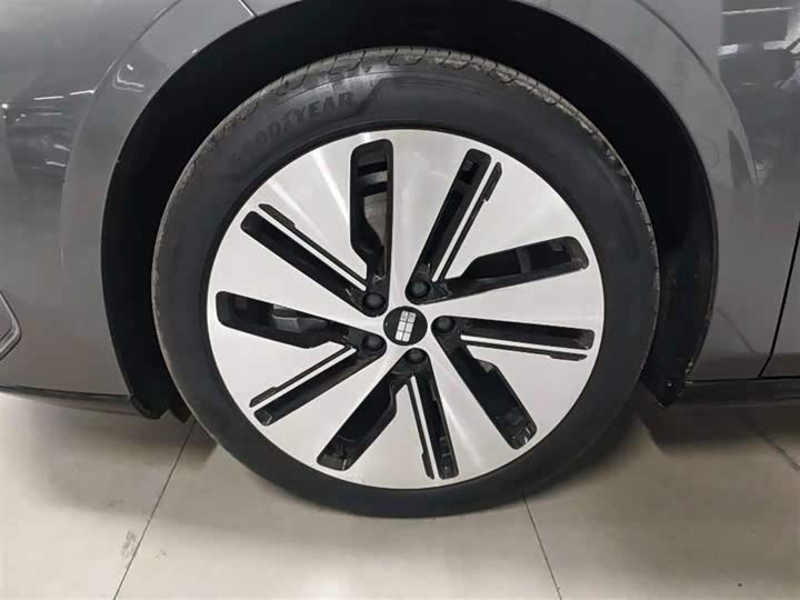 Фото 8 - Geely Galaxy E8