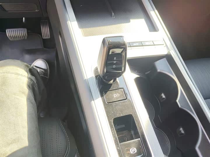 Фото 14 - Geely Atlas L