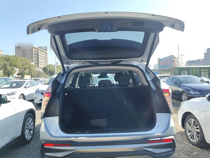 Фото 19 - Geely Atlas L