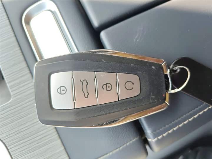 Фото 9 - Geely Atlas L