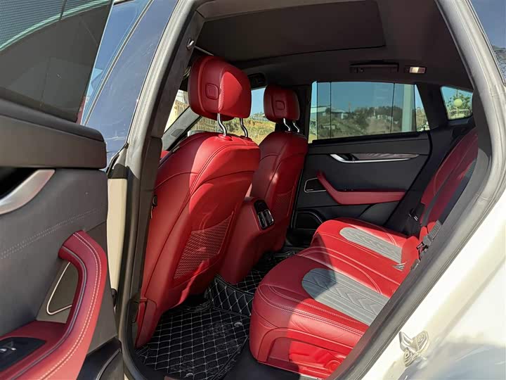 Фото 10 - Maserati Levante