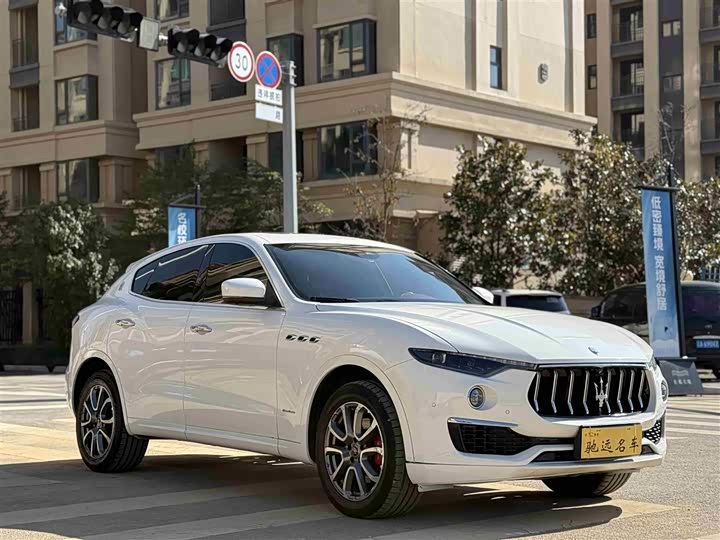Фото 3 - Maserati Levante
