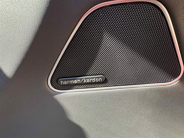 Фото 8 - Maserati Levante