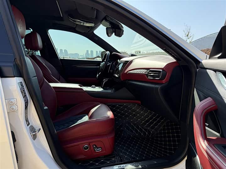 Фото 9 - Maserati Levante