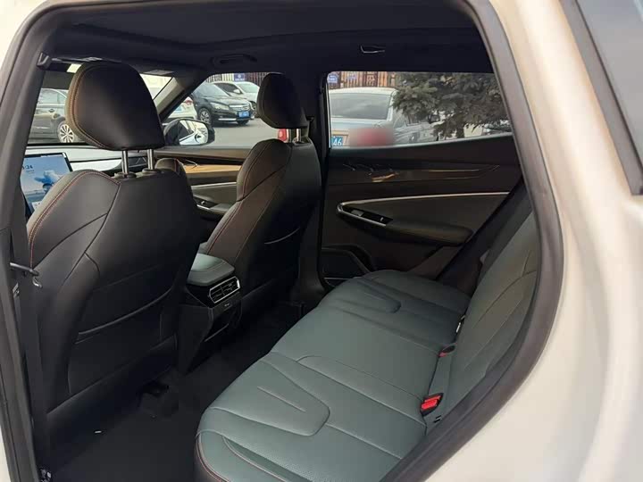 Фото 10 - Geely Atlas