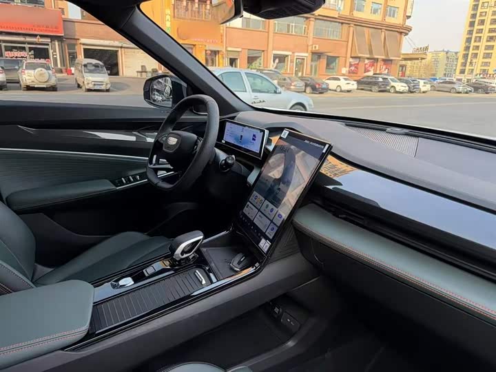 Фото 11 - Geely Atlas