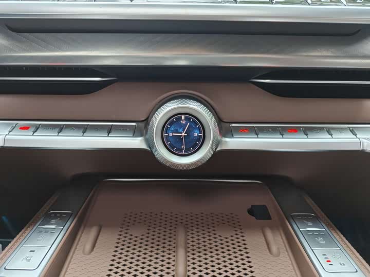 Фото 15 - Tank 700 Hybrid