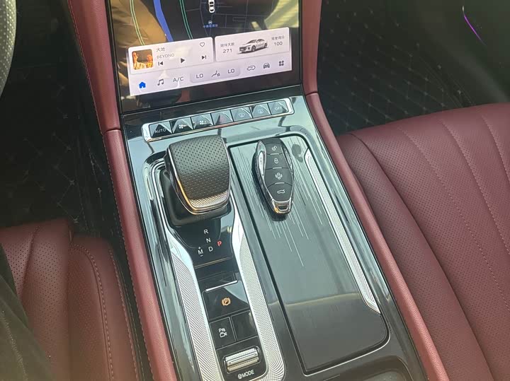 Фото 13 - Hongqi H5