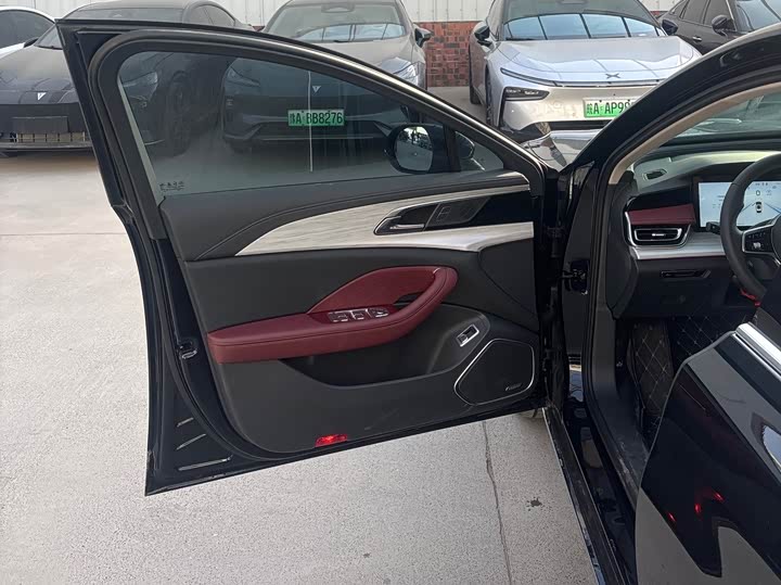 Фото 8 - Hongqi H5