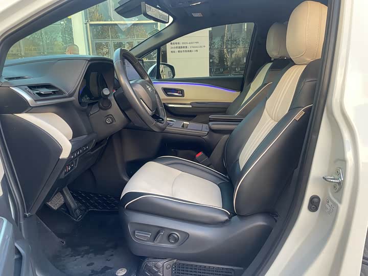 Фото 7 - Toyota Sienna