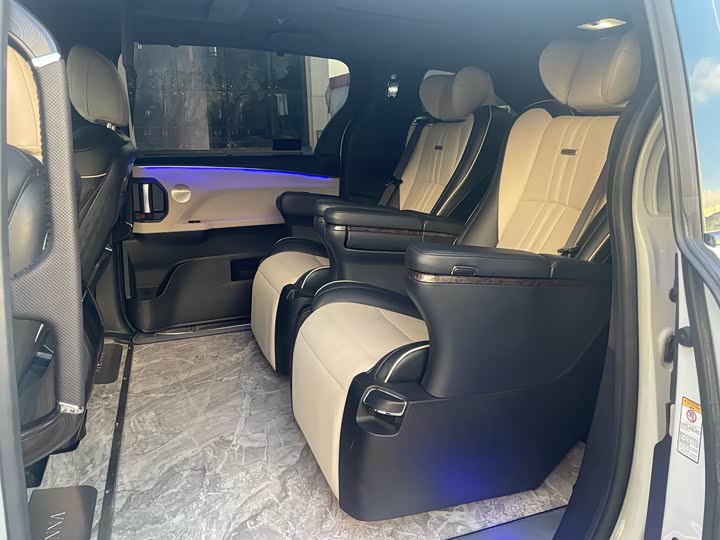 Фото 8 - Toyota Sienna