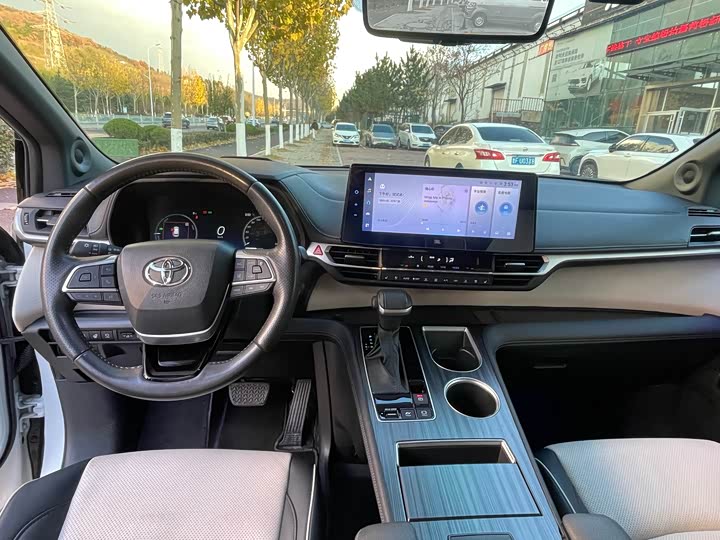 Фото 9 - Toyota Sienna