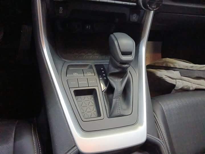 Фото 14 - Toyota RAV4