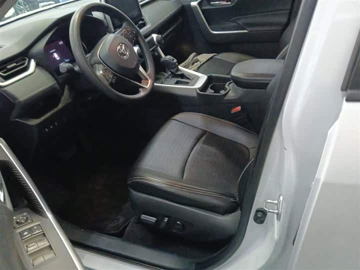 Фото 15 - Toyota RAV4