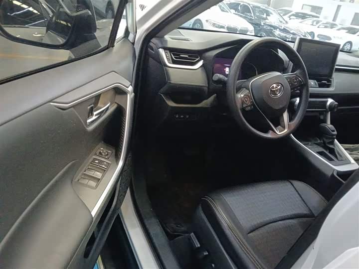 Фото 16 - Toyota RAV4