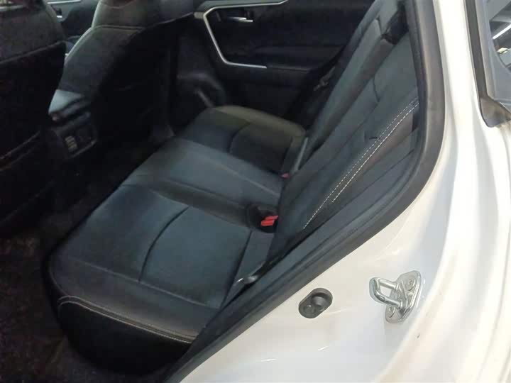 Фото 17 - Toyota RAV4