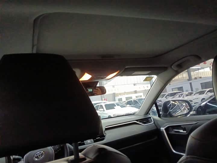 Фото 18 - Toyota RAV4