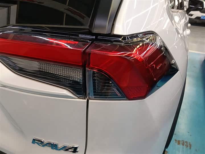 Фото 8 - Toyota RAV4