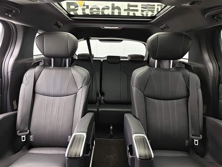 Фото 12 - Toyota Sienna