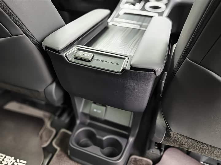 Фото 17 - Toyota Sienna