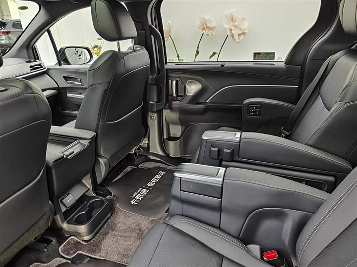 Фото 7 - Toyota Sienna