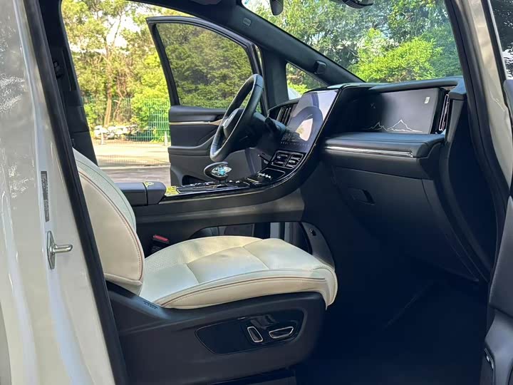 Фото 7 - GAC Trumpchi M8