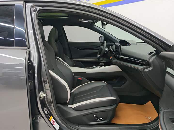 Фото 8 - Changan UNI-V