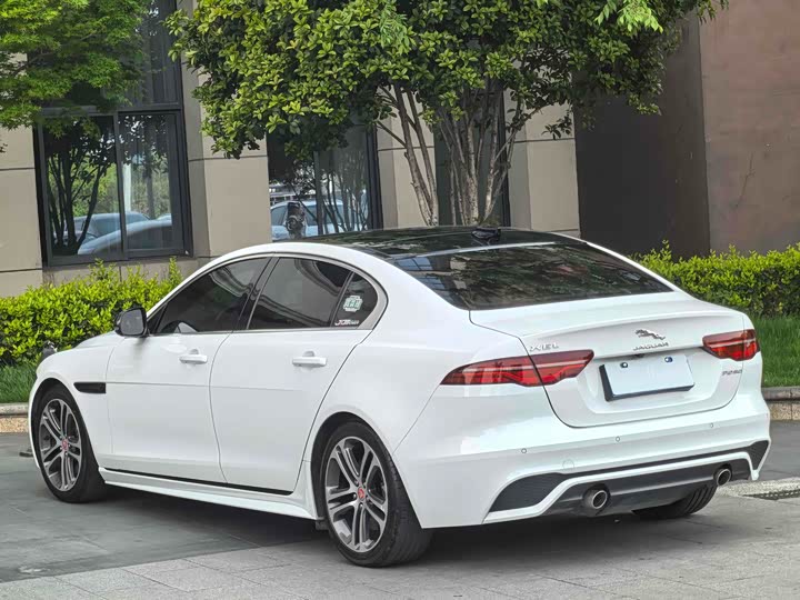 Фото 10 - Jaguar XE L