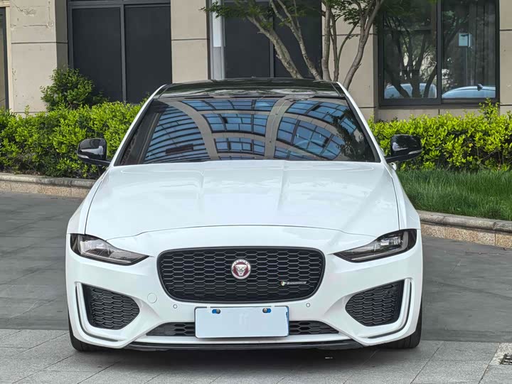 Фото 2 - Jaguar XE L