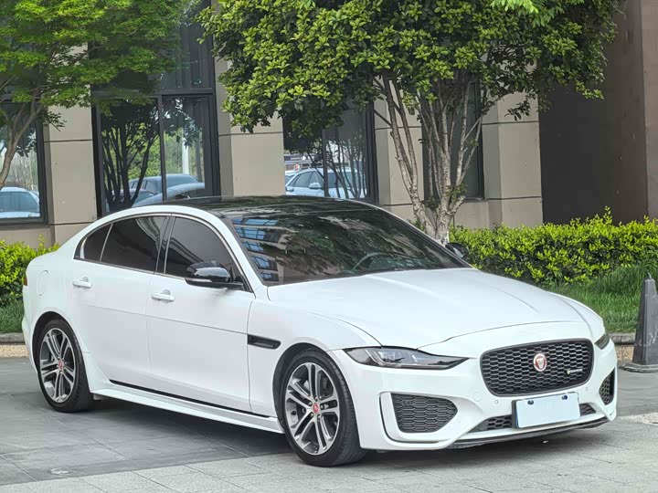 Фото 3 - Jaguar XE L